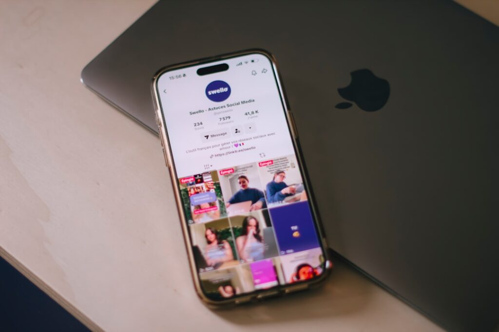 Sosyal Medya Yönetimi İşini Evden Yapma: Instagram ve LinkedIn Stratejileri görseli