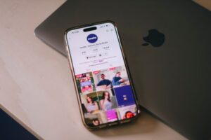 Sosyal Medya Yönetimi İşini Evden Yapma: Instagram ve LinkedIn Stratejileri görseli