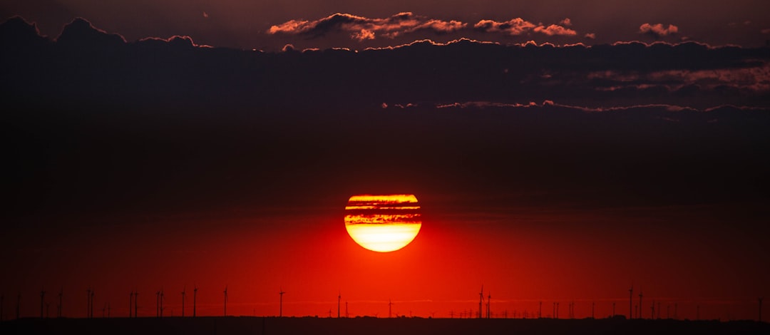 Yeşil Enerji Yatırımları: Güneş ve Rüzgar Hisse Senetleri Rehberi 2026 görseli