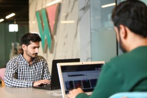 1. Bir bilgisayar ekranında akıllı telefon ve kredi kartı simgeleriyle finansal verileri gösteren bir grafik.